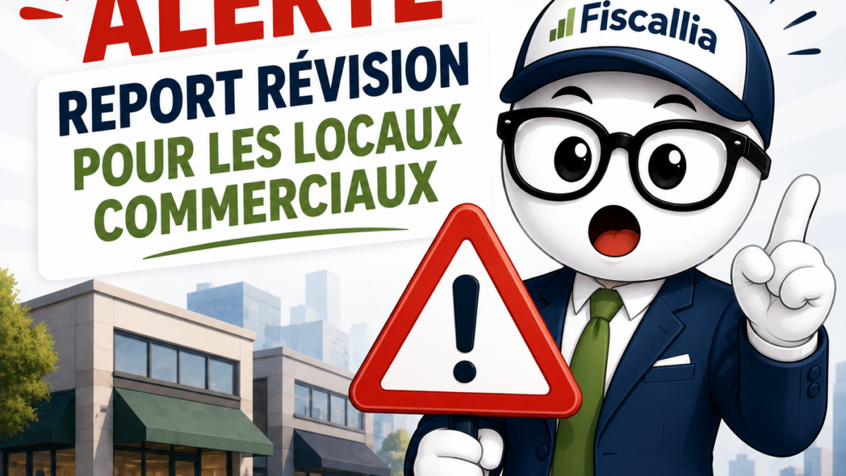 Illustration Fiscallia avec la mascotte Fiscallio en mode alerte annonçant le report de la révision des locaux commerciaux avec un panneau de danger et des commerces en arrière-plan.
