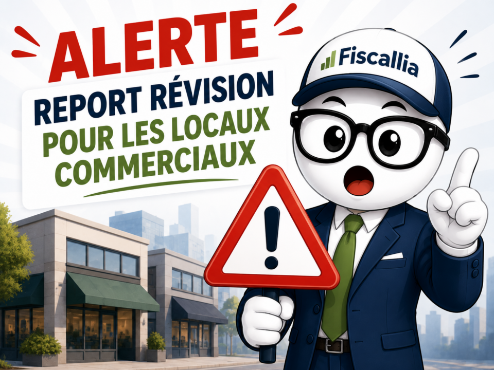 Illustration Fiscallia avec la mascotte Fiscallio en mode alerte annonçant le report de la révision des locaux commerciaux avec un panneau de danger et des commerces en arrière-plan.