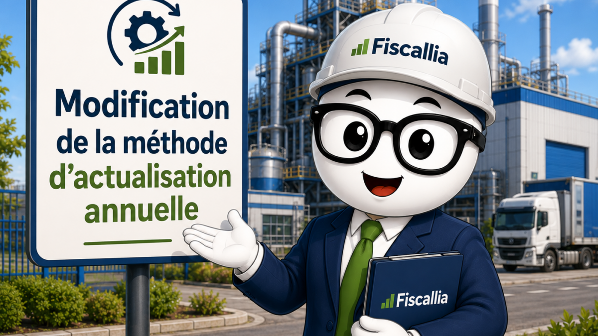 Illustration Fiscallia avec la mascotte Fiscallio devant un site industriel, portant un casque de chantier et présentant la modification de la méthode d’actualisation annuelle.