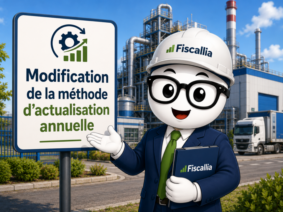 Illustration Fiscallia avec la mascotte Fiscallio devant un site industriel, portant un casque de chantier et présentant la modification de la méthode d’actualisation annuelle.