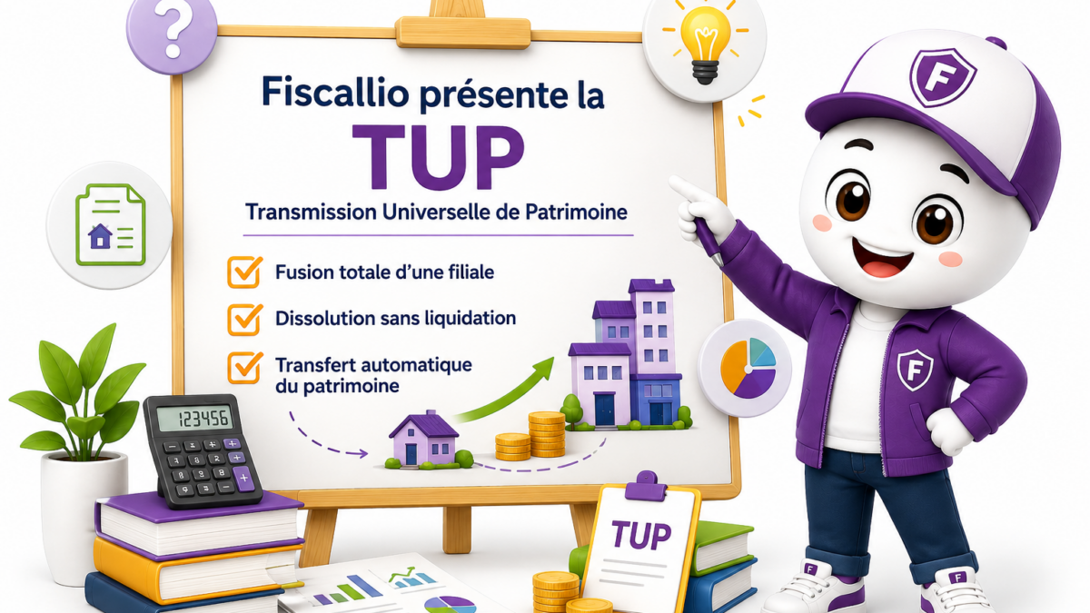 Illustration ludique Fiscallia représentant la mascotte Fiscallio, vêtue de violet, présentant la Transmission Universelle de Patrimoine (TUP) sur un tableau pédagogique. La scène met en avant le transfert automatique du patrimoine, la dissolution sans liquidation et la fusion d'une filiale dans un style moderne, coloré et professionnel.