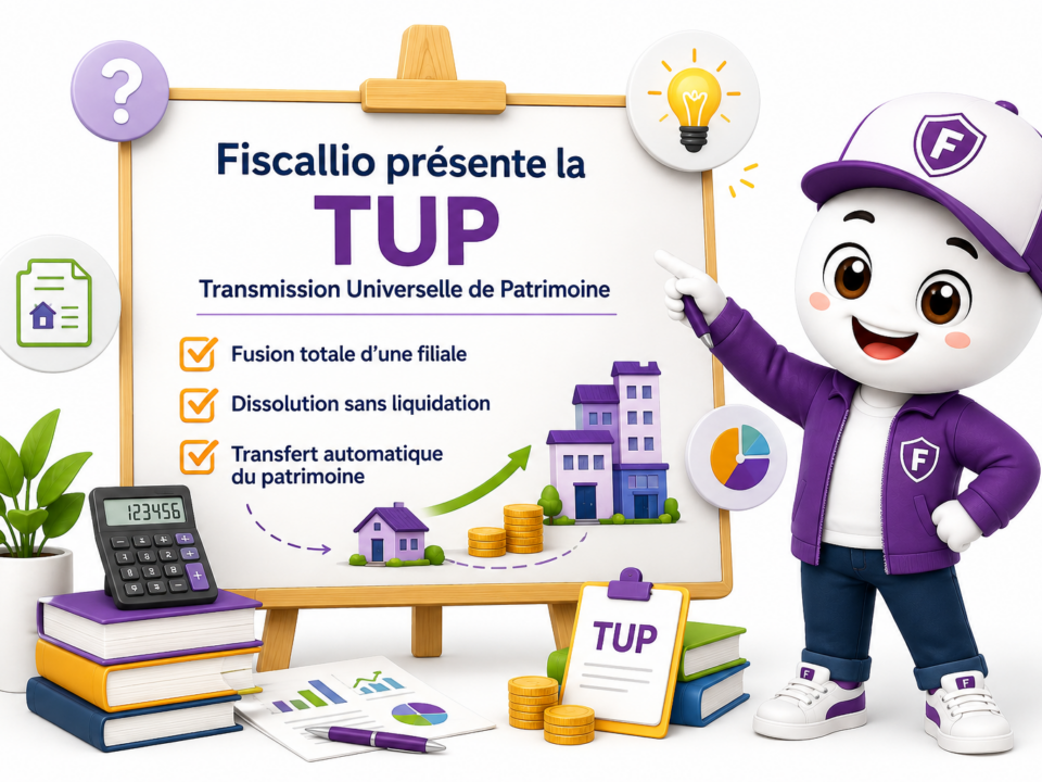 Illustration ludique Fiscallia représentant la mascotte Fiscallio, vêtue de violet, présentant la Transmission Universelle de Patrimoine (TUP) sur un tableau pédagogique. La scène met en avant le transfert automatique du patrimoine, la dissolution sans liquidation et la fusion d'une filiale dans un style moderne, coloré et professionnel.