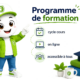 Illustration ludique Fiscallia représentant une mascotte moderne présentant le programme de formation Fiscallia. L'image met en avant des cycles de cours en ligne accessibles à tous, avec des icônes pédagogiques, des livres et un diplôme, dans un style 3D coloré et professionnel.