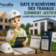 Illustration 3D représentant la mascotte Fiscallia en tenue de chantier, avec casque de sécurité, gilet haute visibilité et tablette, devant un bâtiment en construction et un immeuble achevé. L'image illustre la distinction entre la date d'achèvement des travaux et la date réelle d'utilisation d'un bien, afin de comprendre les conséquences fiscales liées aux déclarations de taxe foncière et de valeur locative. Style moderne, professionnel et pédagogique.