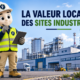 Illustration 3D représentant la mascotte Fiscallia en tenue de chantier, avec casque de sécurité, gilet haute visibilité et tablette numérique, devant un site industriel. L'image illustre l'analyse de la valeur locative des sites industriels dans le cadre de la taxe foncière et de la cotisation foncière des entreprises (CFE), avec un style moderne, pédagogique et professionnel.