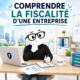 Illustration de la mascotte Fiscallia dans le rôle d’un entrepreneur, travaillant dans un bureau moderne sur la fiscalité de son entreprise. Le visuel illustre la compréhension et l’anticipation des principales obligations fiscales d’une entreprise.