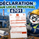 Illustration Fiscallia sur la déclaration 6701 pour un local industriel, avec la mascotte en tenue d’ouvrier présentant le formulaire fiscal modèle U devant un établissement industriel.