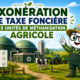 Illustration Fiscallia sur l’exonération de taxe foncière des unités de méthanisation agricole, avec une mascotte habillée en agriculteur devant une installation de méthanisation.