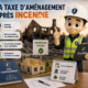 Illustration 3D représentant la mascotte Fiscallia en tenue de chantier devant un bâtiment détruit par un incendie et un projet de reconstruction. Le visuel illustre les conditions d’exonération de taxe d’aménagement lors de la reconstruction d’un bâtiment sinistré après un incendie.