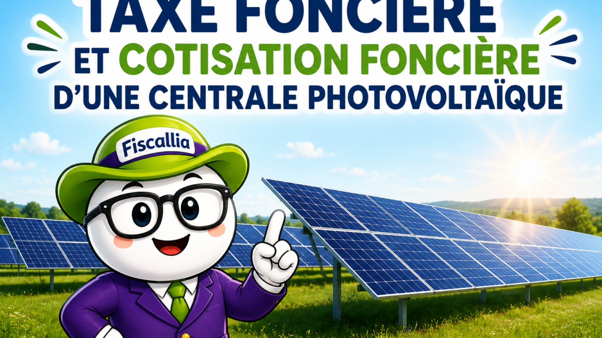 Illustration de la mascotte Fiscallia devant une centrale photovoltaïque, présentant la taxe foncière et la cotisation foncière des entreprises (CFE) applicables aux installations de production d’électricité solaire.