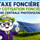 Illustration de la mascotte Fiscallia devant une centrale photovoltaïque, présentant la taxe foncière et la cotisation foncière des entreprises (CFE) applicables aux installations de production d’électricité solaire.