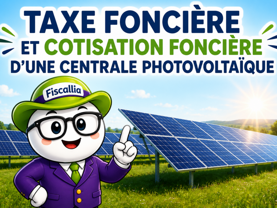 Illustration de la mascotte Fiscallia devant une centrale photovoltaïque, présentant la taxe foncière et la cotisation foncière des entreprises (CFE) applicables aux installations de production d’électricité solaire.