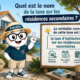 Illustration de la mascotte Fiscallia présentant la taxe d’habitation sur les résidences secondaires. Le visuel explique le nom de cette imposition applicable aux résidences secondaires, dans un décor de maison de vacances en bord de mer.